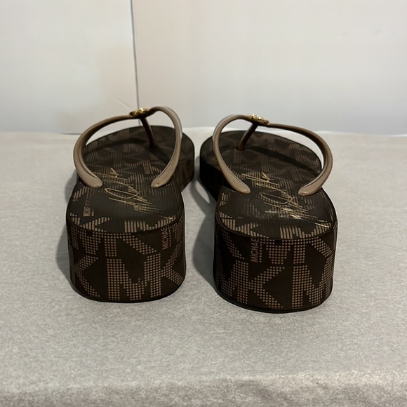 Michael Kors flip flops size 10 in excellent condition - Picture 4 of 10